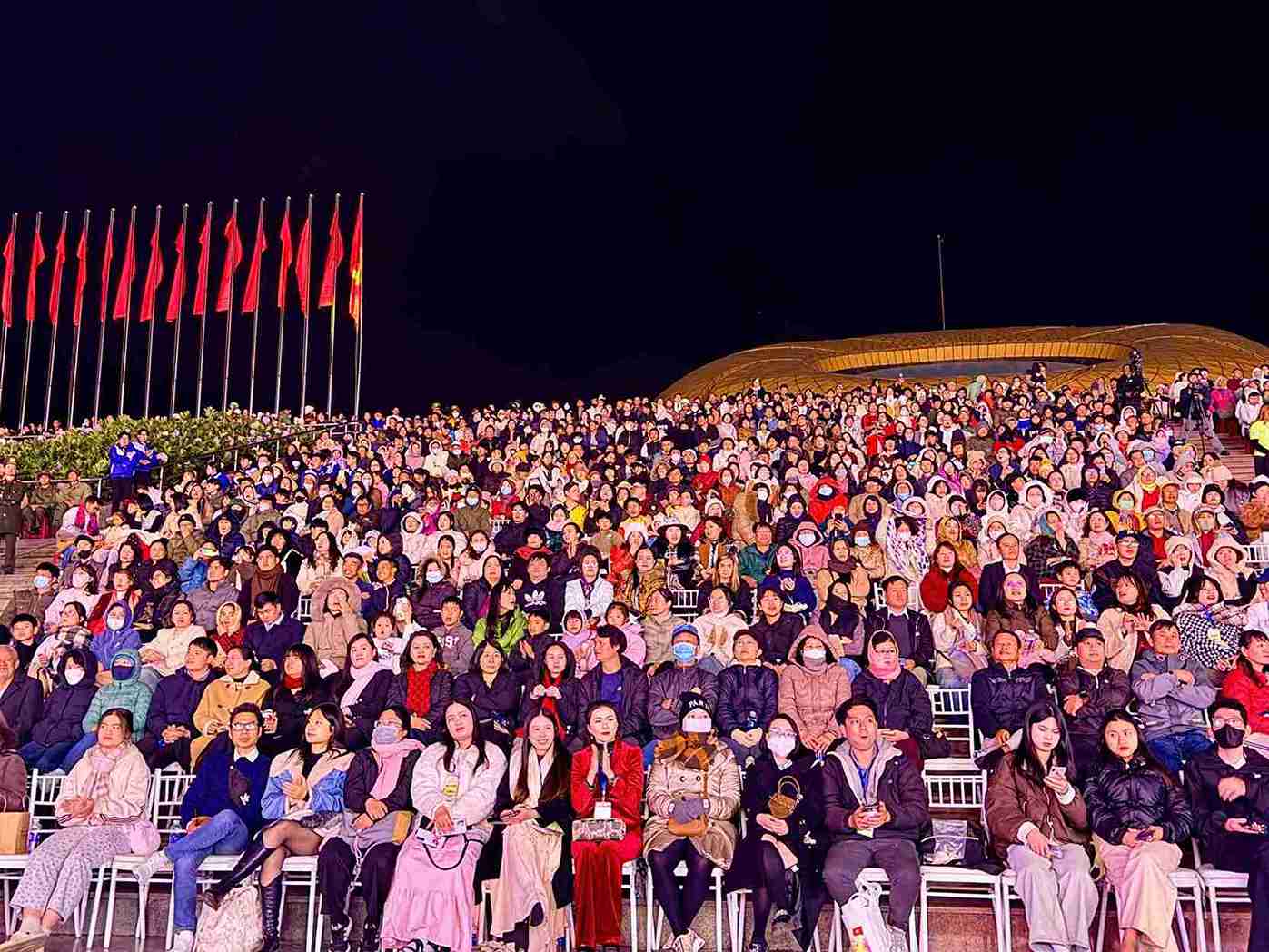 Dong dao nguoi dan, du khach du khai mac Le hoi hoa mai anh dao Da Lat. Anh: Phuc Khanh 