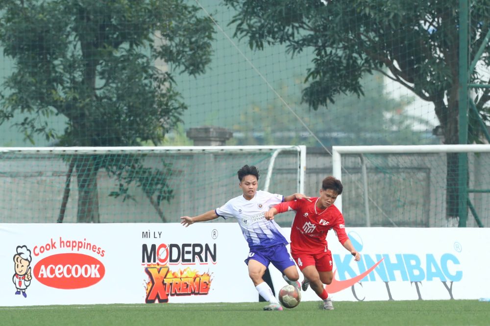 U19 PVF(赤シャツ)は、2025-2026年U19全国選手権グループBの第2戦でU19ハノイに0-1で最少得点差で敗れました。写真:VFF