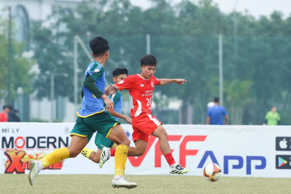 U19 Cong an TPHCM (ao do) that bai truoc U19 TPHCM. Anh: VFF