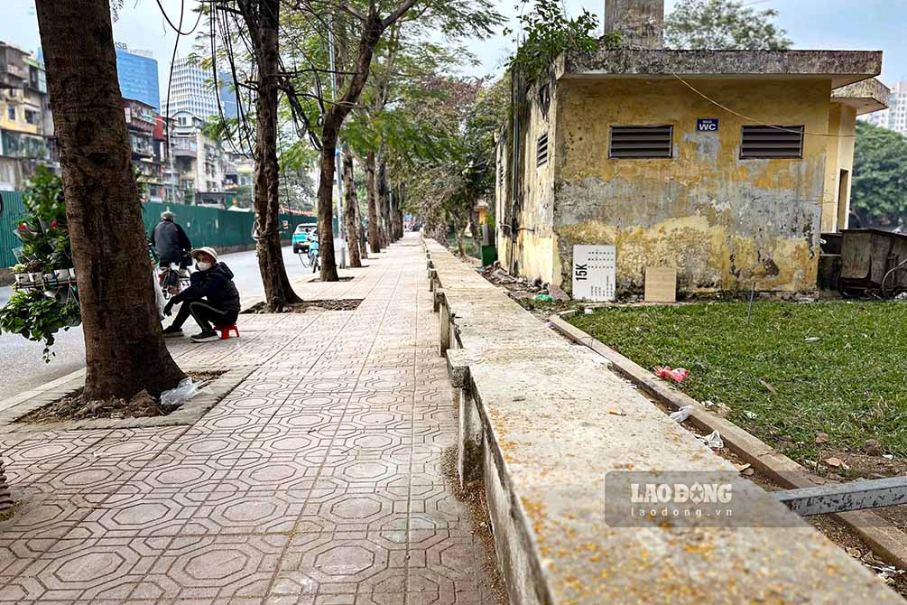 Sau khi thao do rao chan, khong gian cong vien tro nen thong thoang, ket noi truc tiep voi cac tuyen pho lan can, giup nguoi dan de dang tiep can tu nhieu huong khac nhau.