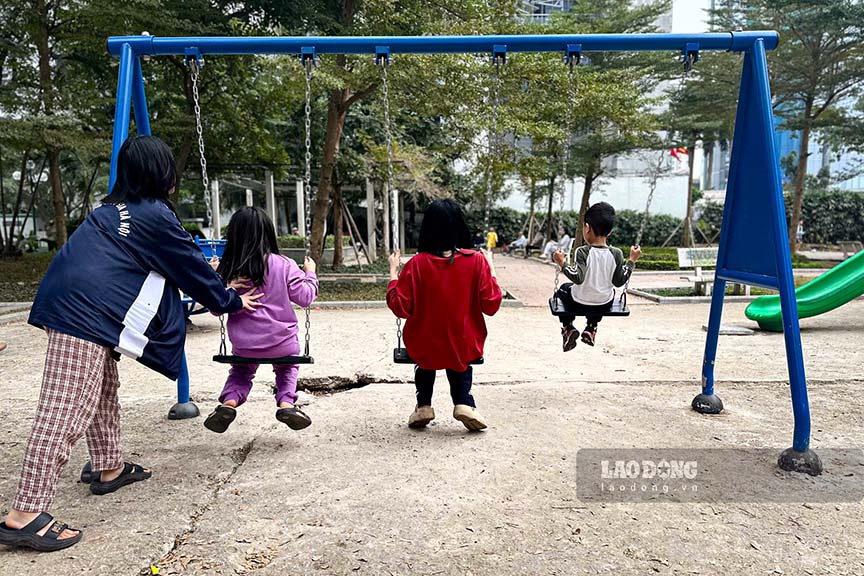 Nguoi dan vui choi, tap the duc tai cong vien.
