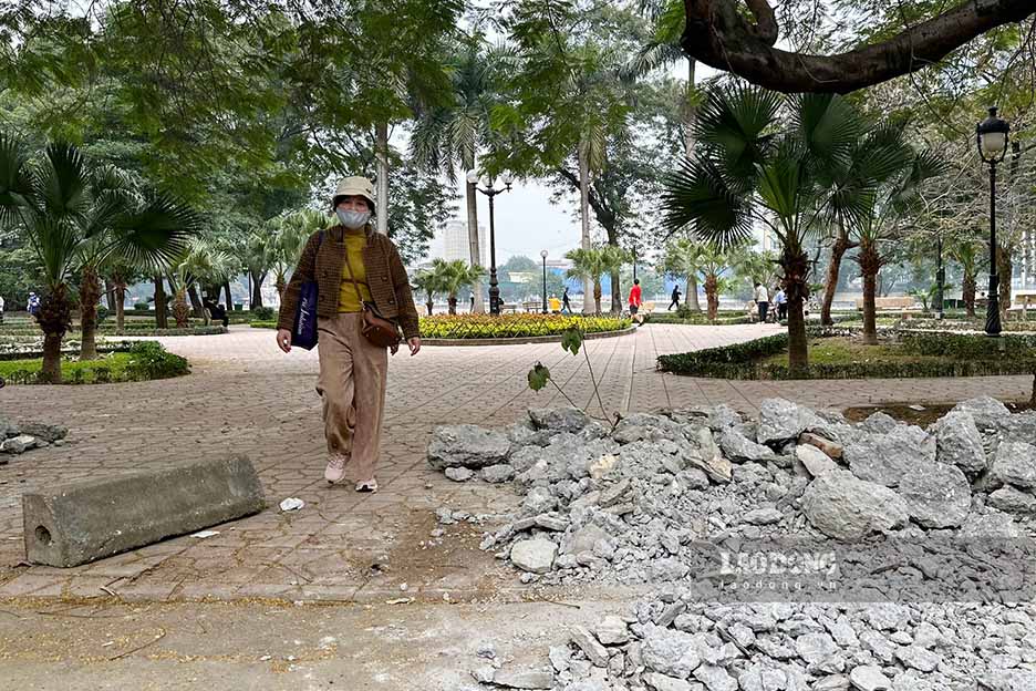 Ba Nguyen Thi Quynh, tru tai phuong Giang Vo, chia se: “Truoc day muon vao cong vien phai di qua cong chinh, kha bat tien. Nay ha rao roi, di bo tap the duc hay dat chau ra choi deu de dang hon rat nhieu”.