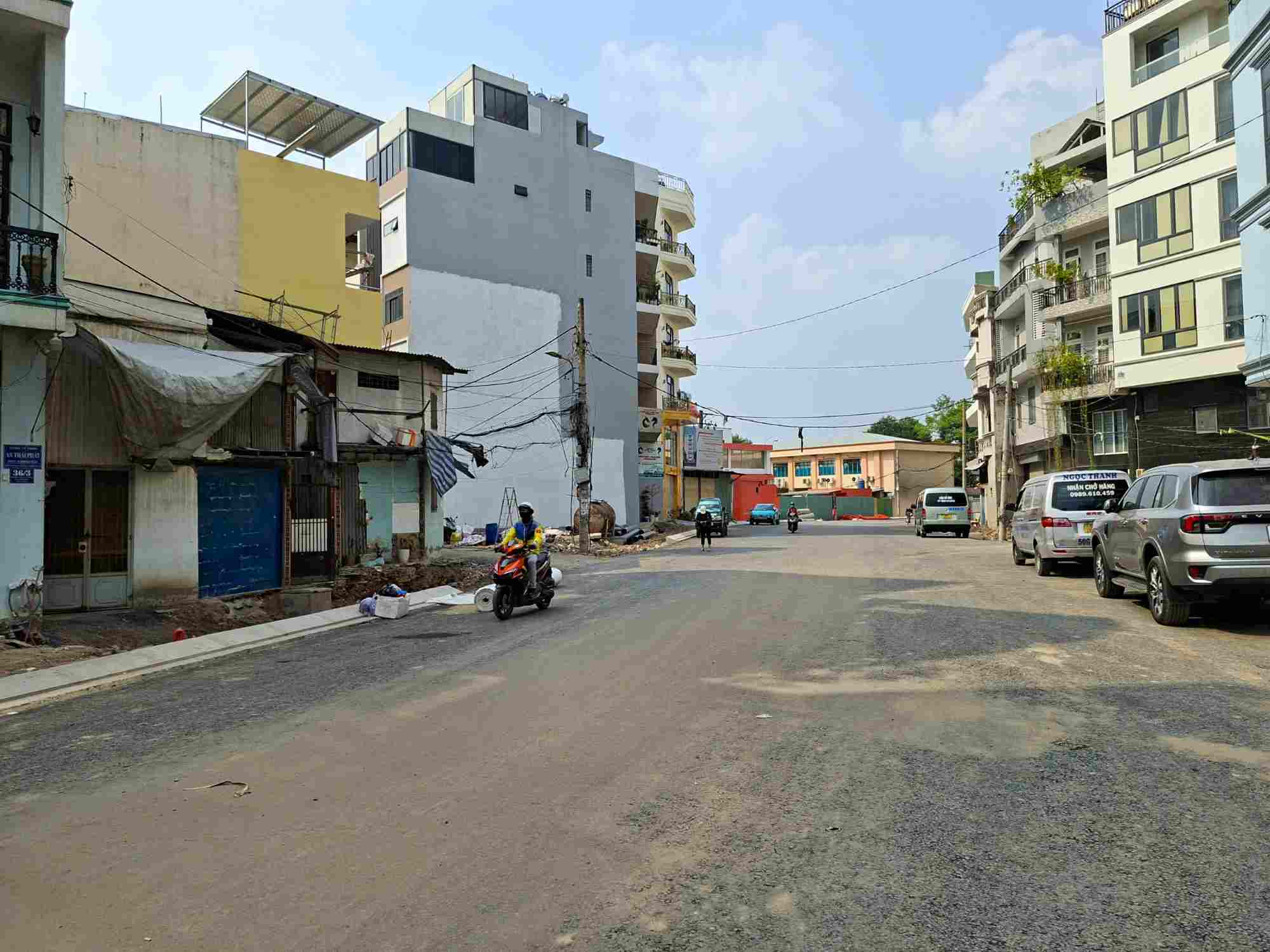 A section of road on canal A41 has been asphalted, vehicles pass through. Photo: Minh Quan