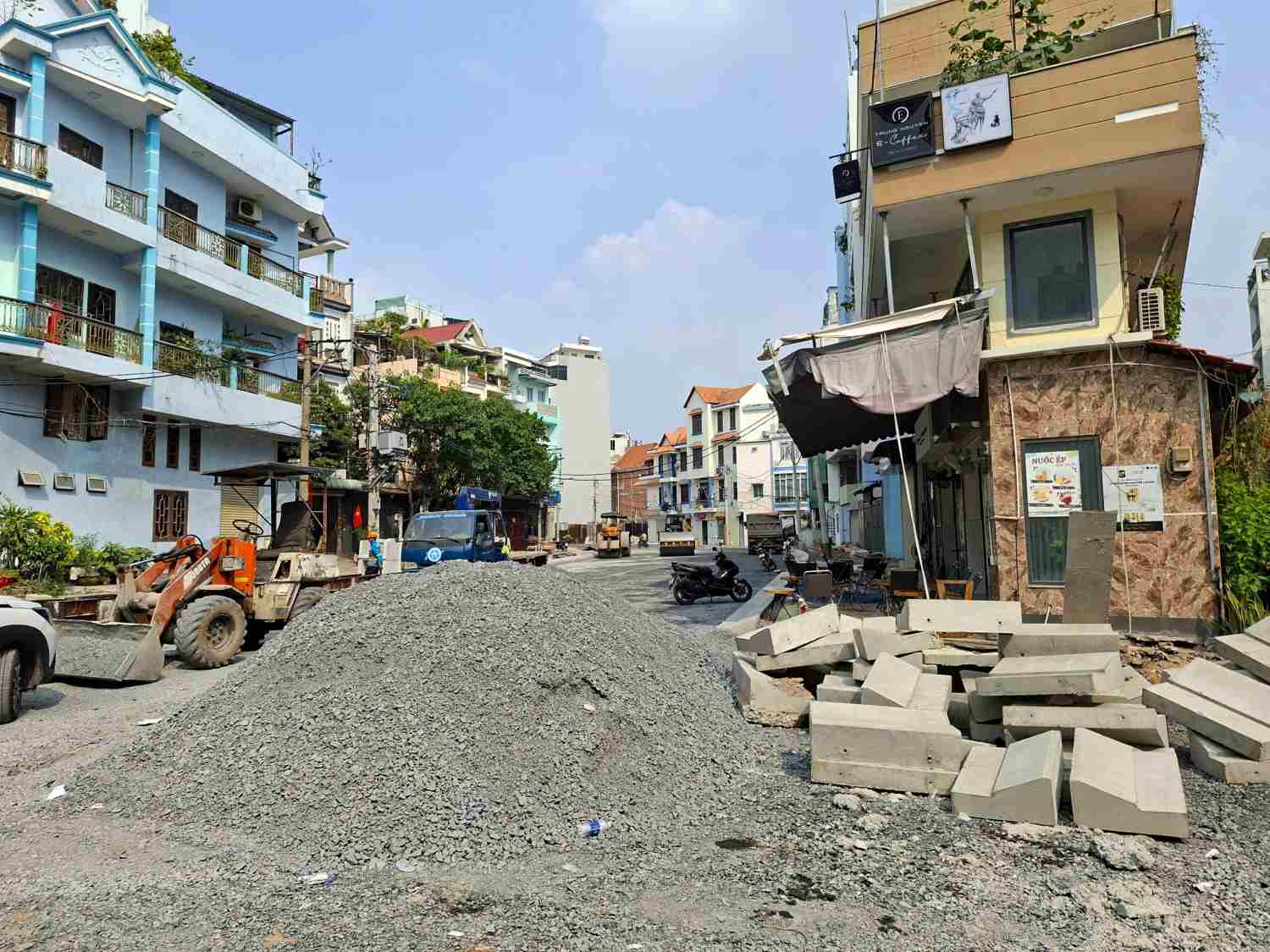 Du chua chinh thuc thong xe, nhieu quan xa da bat dau moc len doc tuyen duong.  Anh: Minh Quan