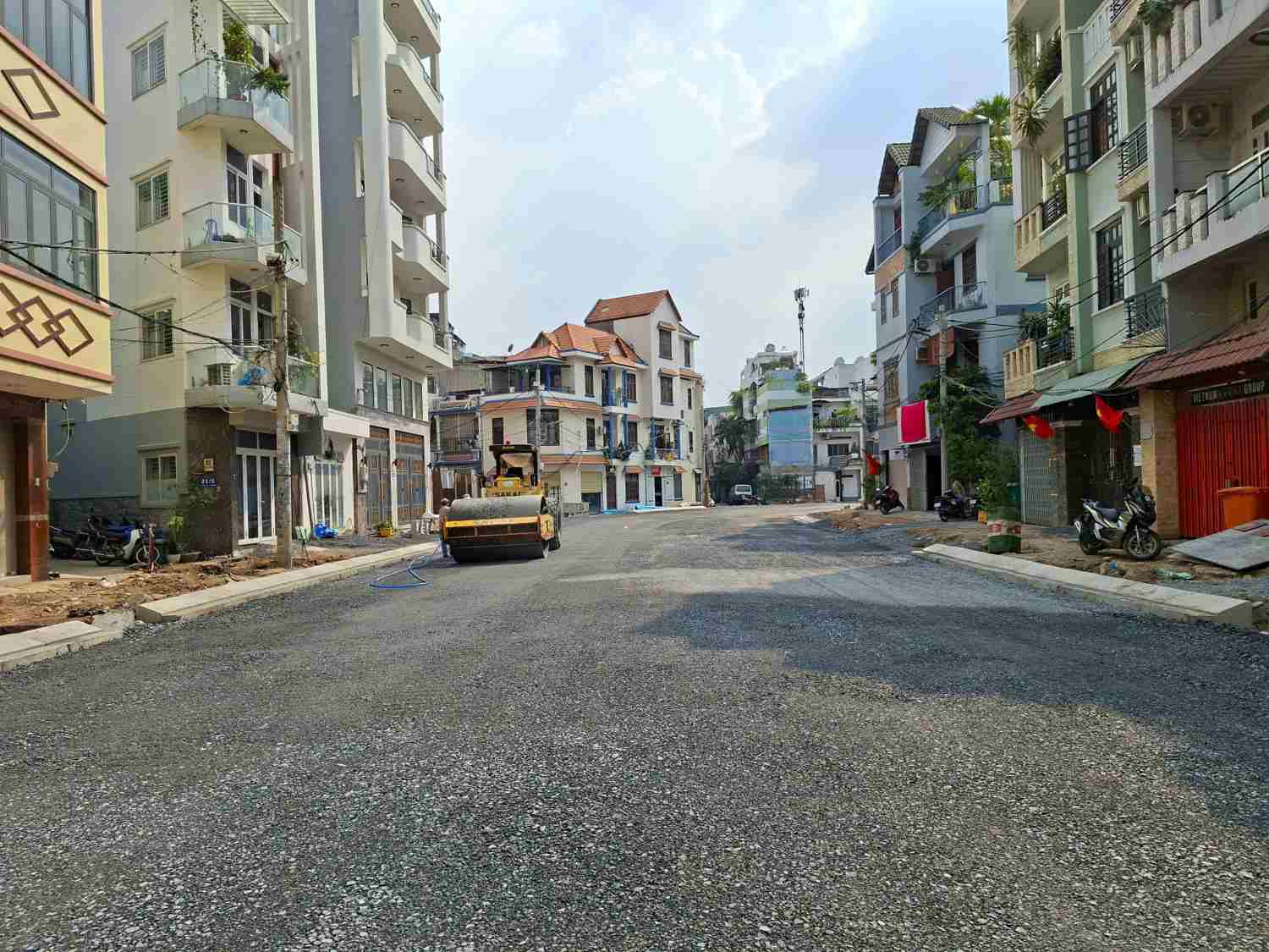 Cai tao kenh A41 giup nhieu nha trong hem tro thanh nha mat tien.  Anh: Minh Quan