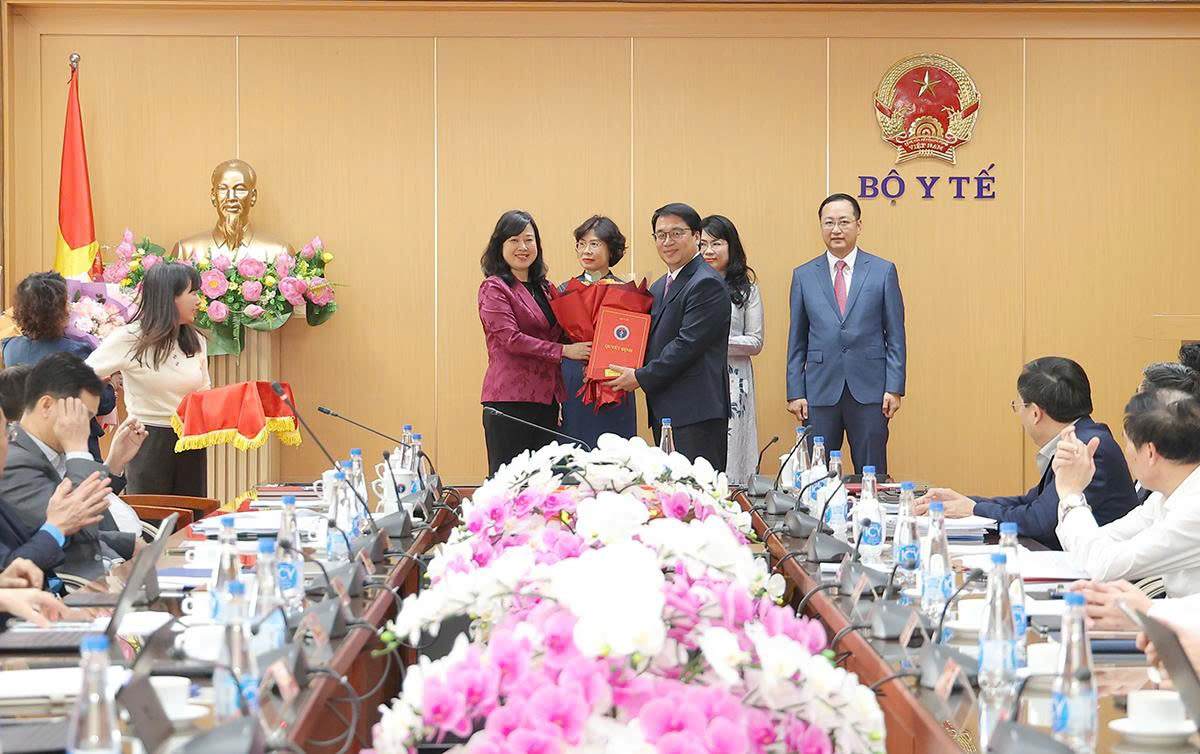 Bo truong Bo Y te Dao Hong Lan trao quyet dinh dieu dong, bo nhiem ong Bui Duc Lap, Thac si, Duoc si, Chanh Van phong, Cuc Quan ly Duoc (Bo Y te) giu chuc vu Pho Cuc truong Cuc An toan thuc pham (Bo Y te). Anh: Tran Minh