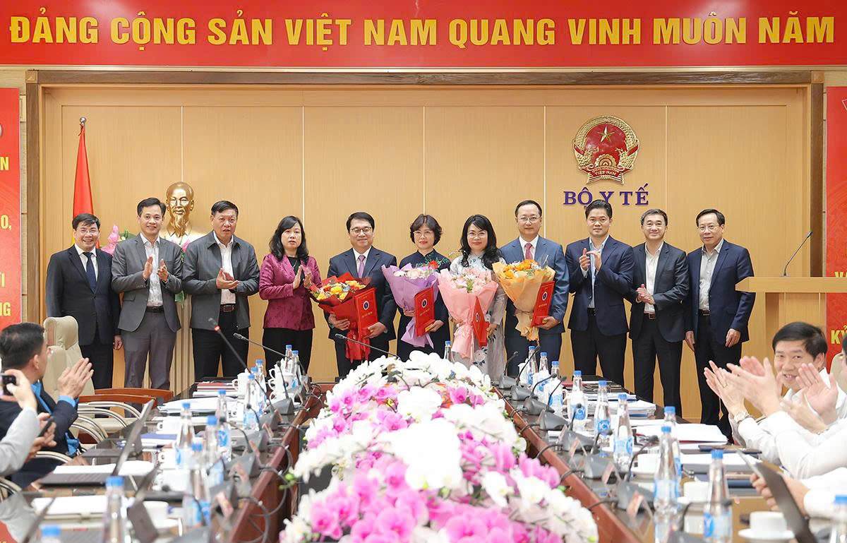 Ministry of Health announces decisions to transfer and appoint officials to many units. Photo: Tran Minh