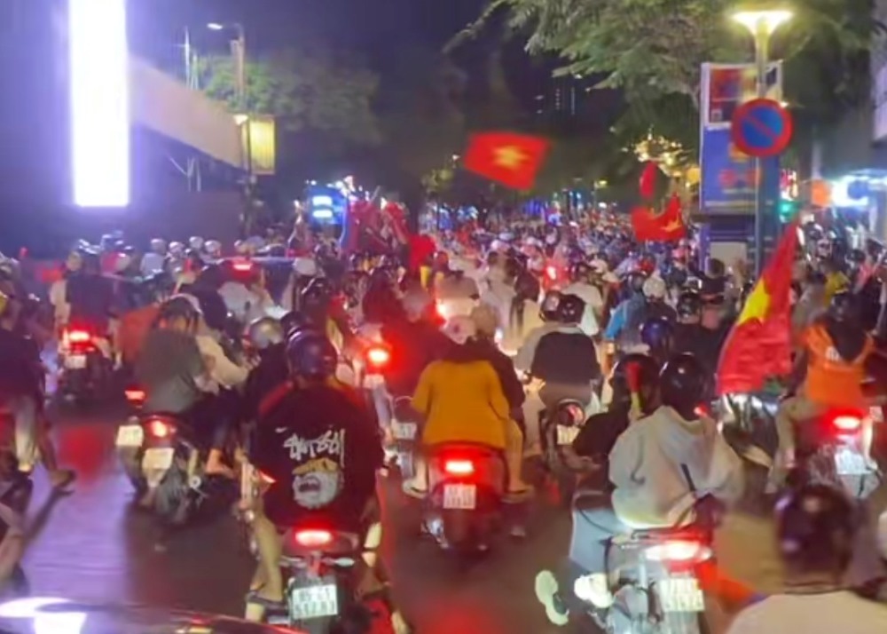 Du da qua rang sang, dong nguoi van nan lai pho di bo de chia se niem vui. Ảnh: Anh Tu