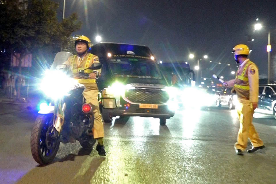 ハノイ交通警察に同行して巡回、第14回党大会を前に交通渋滞を緩和