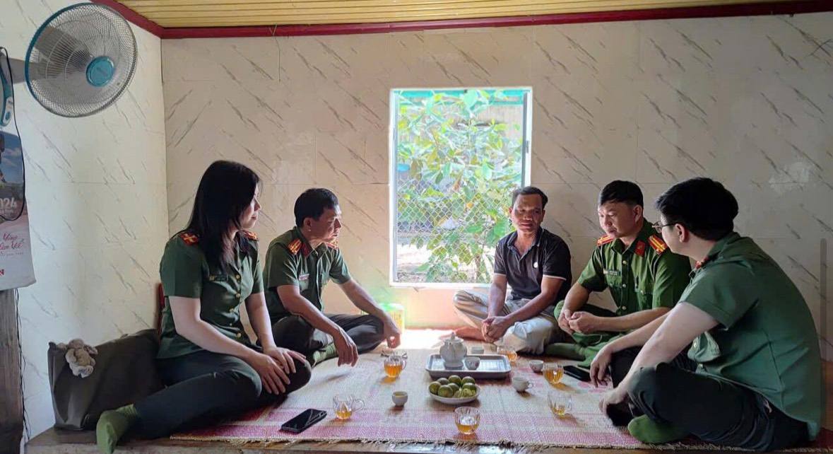 닥락성 공안 소속 부대가 국경 지역 주민들의 삶을 위로하고 있습니다. 사진: 공안 제공