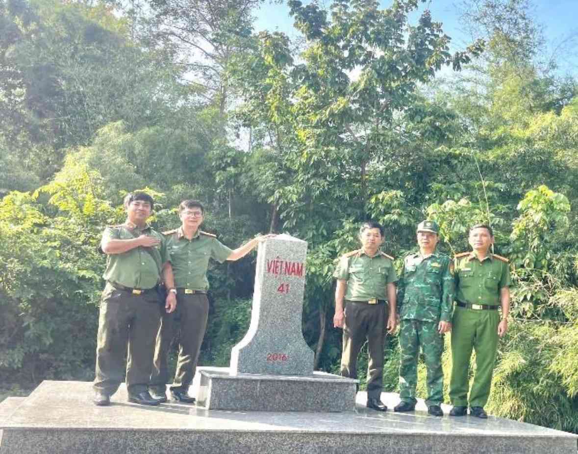 Cac luc luong kiem tra, phong chong khung bo tai khu vuc bien gioi. Anh: Cong an cung cap