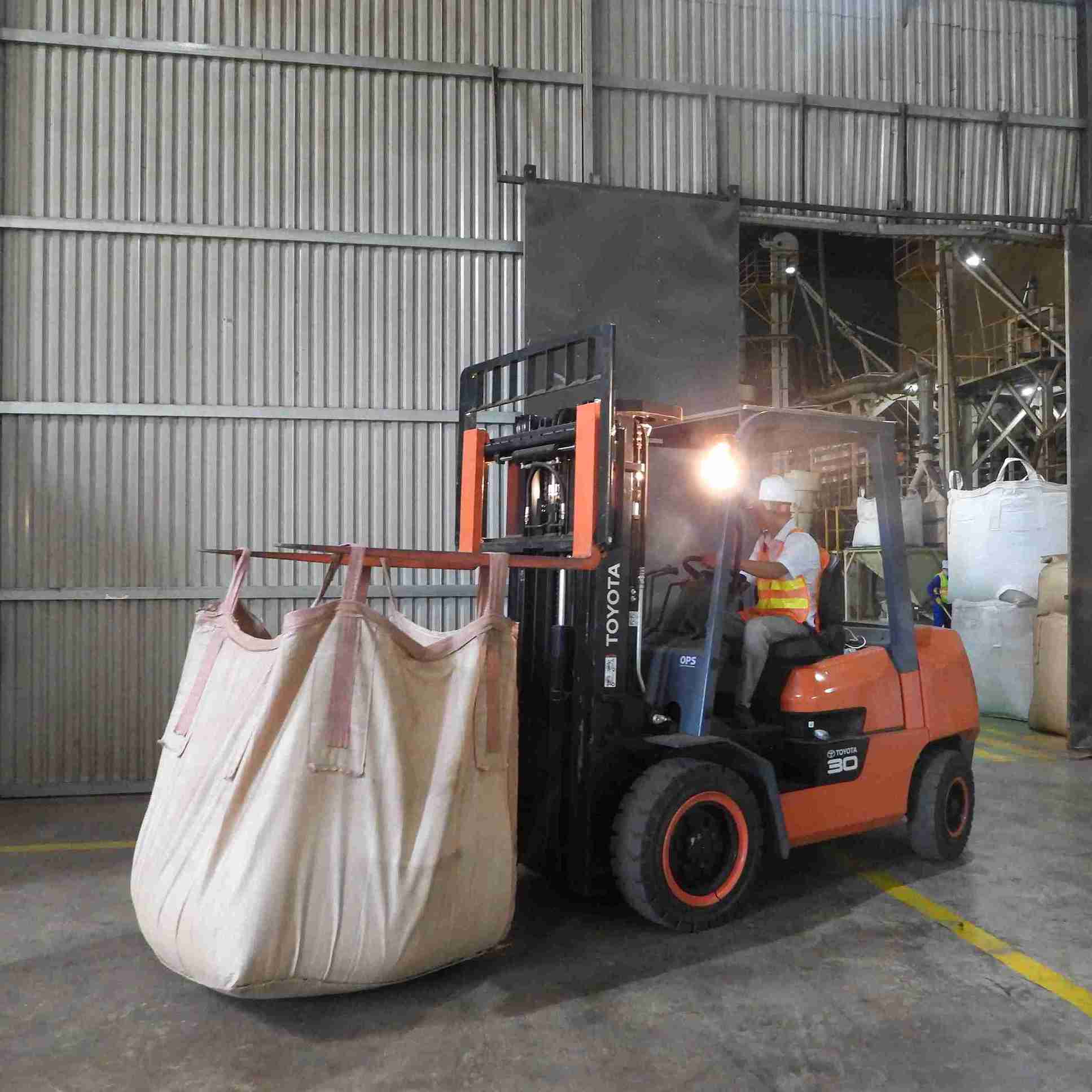 Doi song cua cong nhan lao dong tai dia ban dang dan duoc cai thien trong nhung nam qua. Anh: Long Du