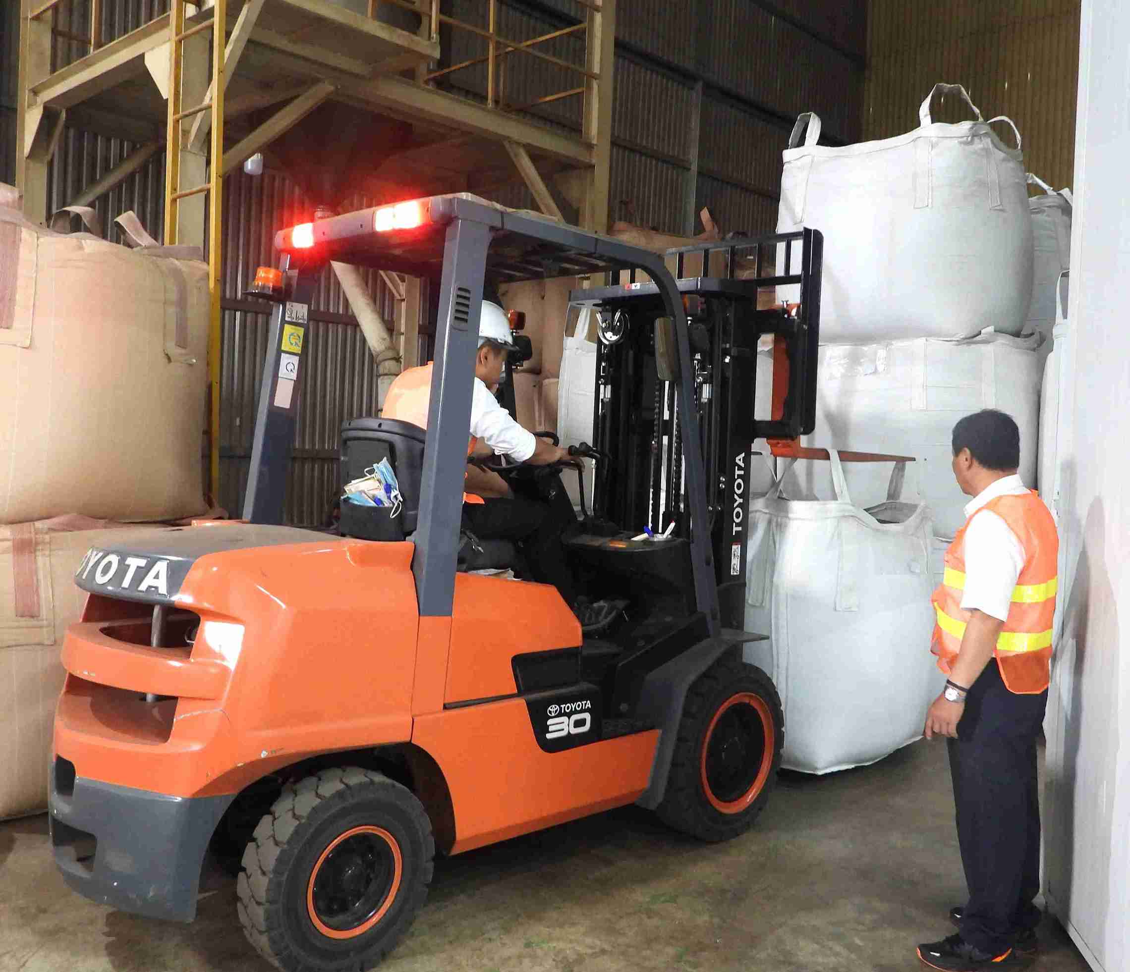 Many workers in Dak Lak send their full faith in the upcoming 14th Party Congress. Photo: Long Du