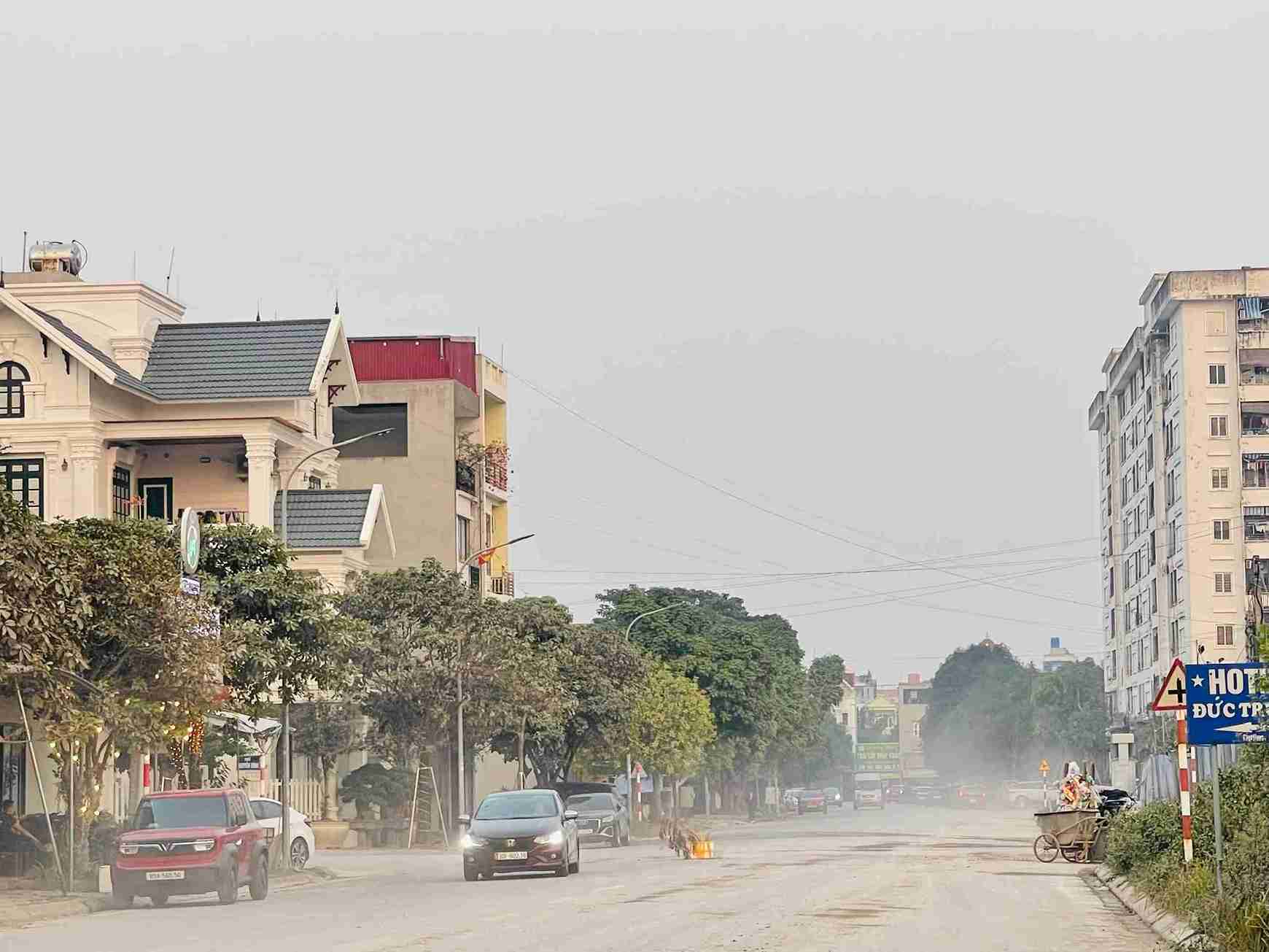 Tiếng ồn, bụi bặm tại một công trình ở Hưng Yên ảnh hưởng cuộc sống người dân. Ảnh: Mai Hương