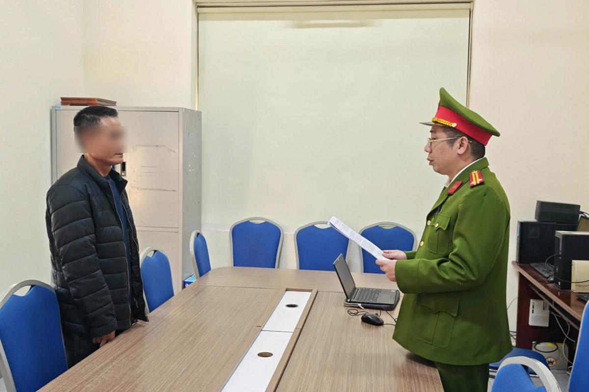 Cơ quan Công an đọc lệnh khởi tố, bắt tạm giam đối với Trần Văn Báu. Ảnh: Công an Quảng Ninh