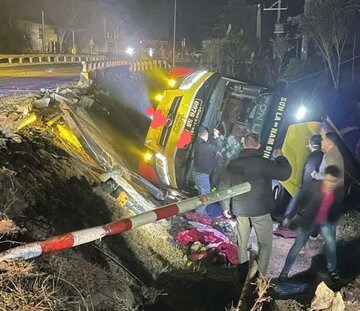 Lật xe khách trên Quốc lộ 6, 4 người tử vong tại chỗ