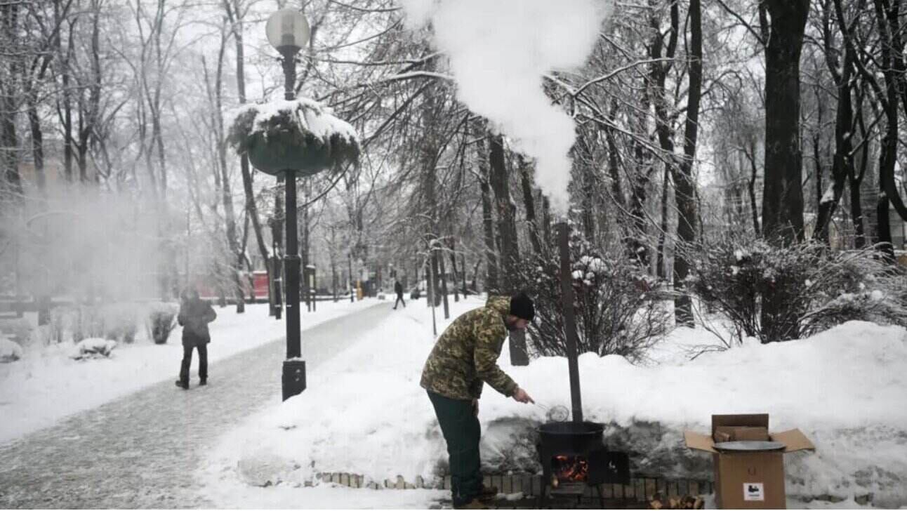 Ukrainian people in the cold of the capital Kiev. Photo: AFP