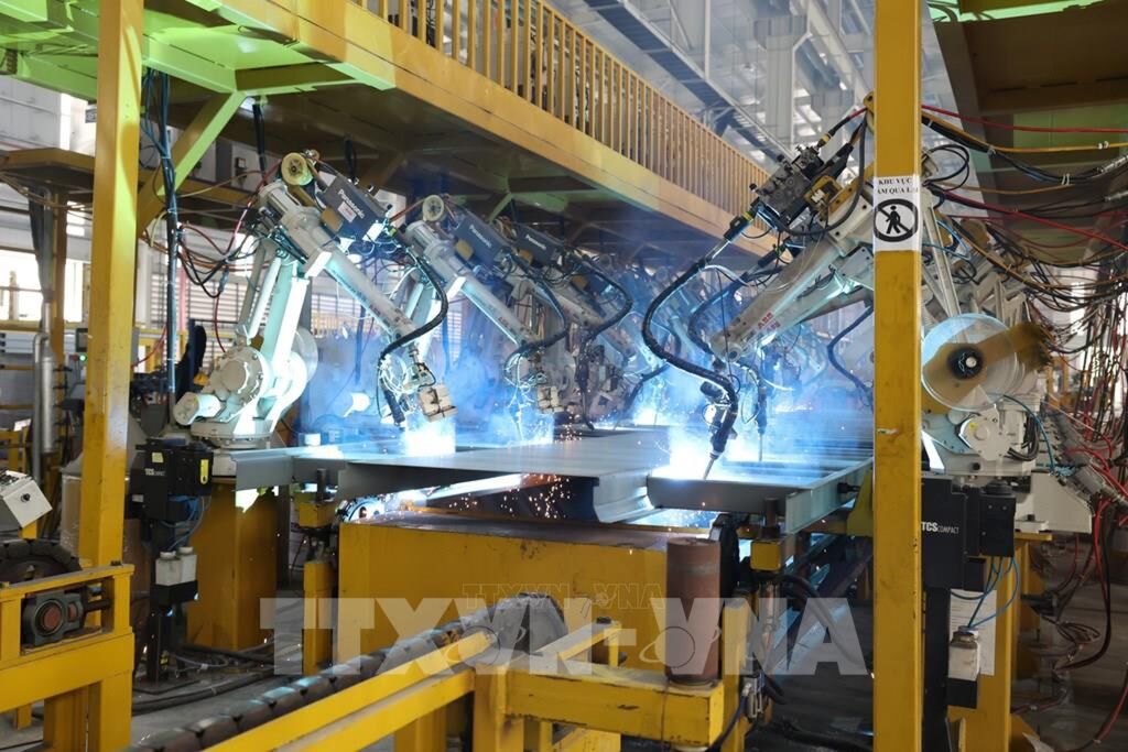 Robot han kim loai tai day chuyen san xuat container cua Cong ty Co phan san xuat container Hoa Phat. Anh: Hoang Nhi/TTXVN 