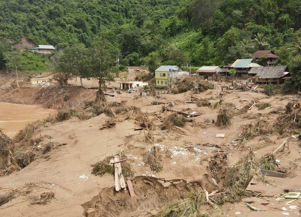 The scene of natural disasters causing landslides and burying houses in the mountainous region of Nghe An, where the locality is implementing the construction of emergency resettlement areas to stabilize people's lives. Photo: Ngoc Anh