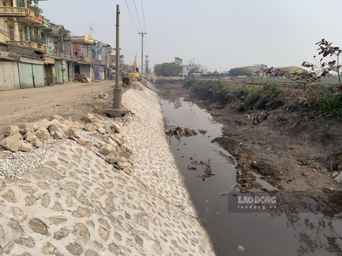 A section of canal in Binh Yen craft village being dredged and built. Photo: Ha Vi