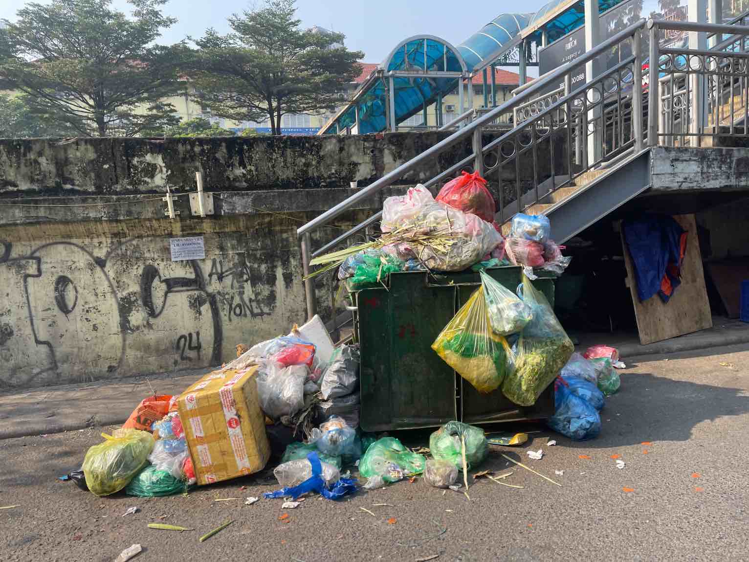 The head of the residential group is assigned to directly supervise, remind and reflect on environmental violations. Photo: Khanh An