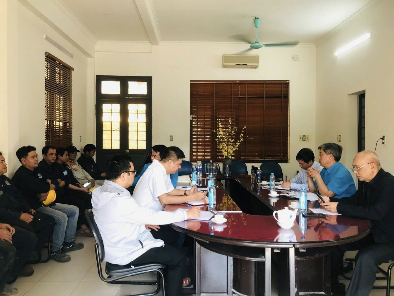 Representatives of Hue City Labor Federation work to supervise the payment of Tet salaries and bonuses to workers. Photo: H. Hien.