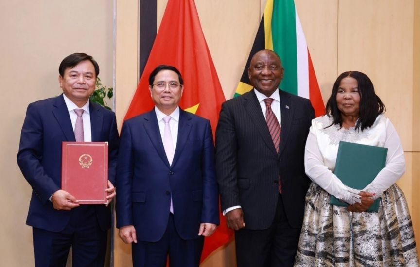 Politburo member, Prime Minister Pham Minh Chinh and South African President Cyril Ramaphosa witness the signing ceremony of the Memorandum of Understanding on Cooperation in Agriculture between the Ministry of Agriculture and Environment and the South African Ministry of Agriculture, on the occasion of Vietnam - South Africa upgrading relations to Strategic Partnership, November 21, 2025. Photo: VNA