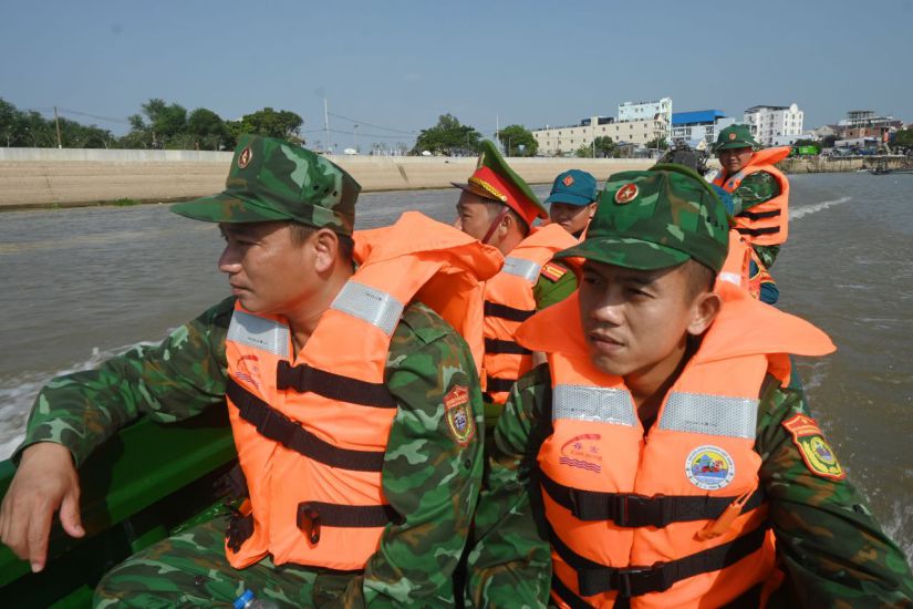 Forces including Long Binh Border Guard Station, Police and Military of Khanh Binh commune are determined to maintain security and order in the border area. Photo: Thanh Nhan