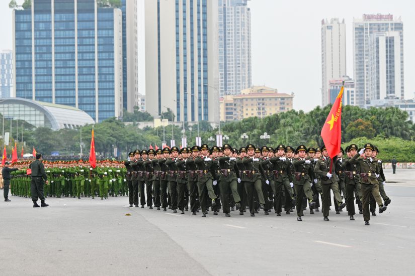 Bo Cong an to chuc duyet doi ngu va dieu hanh phuong tien phuc vu le xuat quan, dien tap cac phuong an bao ve Dai hoi XIV cua Dang. Anh: To The