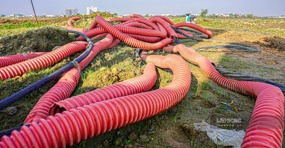 Mot trong nhung nguyen nhan lon khien du an trien khai cham la vuong mac trong cong tac giai phong mat bang. Theo Ban QLDA Dau tu xay dung khu vuc 3, den nay mat bang moi ban giao duoc hon 40ha tren tong so 64,2ha. Du an co 821 ho dan bi anh huong, trong do moi co 508 ho da ban giao mat bang, con 313 ho chua ban giao.