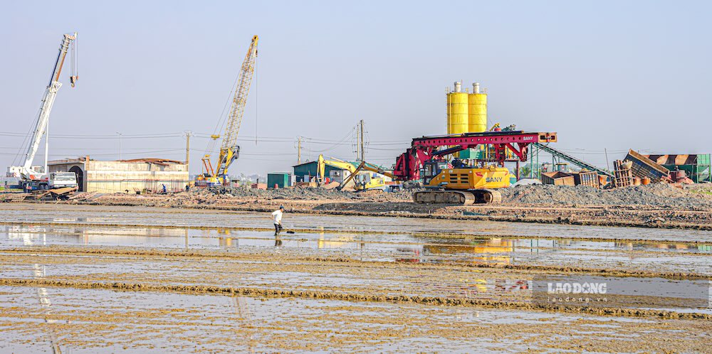 Hai ben tuyen la duong cong vu ngan, ngap nuoc, bun dat nhao nhoet, nam lot thom giua ruong dong, gay kho khan cho viec to chuc thi cong.