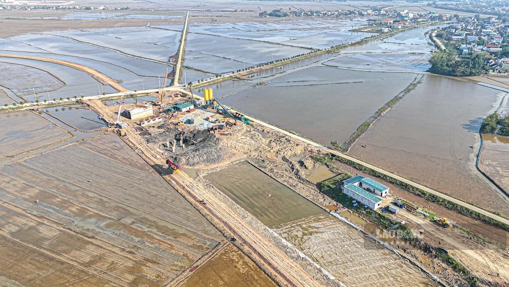 Nghin tu tren cao, toan tuyen duong To Huu noi dai di san bay Phu Bai nhung ngay giua thang 1.2026 cho thay khung canh thi cong tram lang, chua tuong xung voi quy mo du an giao thong trong diem