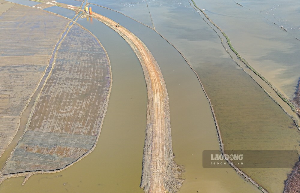 Di chuyen ve cuoi tuyen thuoc goi thau so 20, khong khi thi cong cung kem soi dong, chu yeu tap trung vao mot so hang muc thoat nuoc doc tuyen.