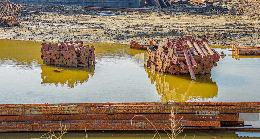 Vat lieu xay dung de chong cho, nhieu thanh sat, cau kien nam cho vo giua bun dat, tiem an nguy co mat an toan va lang phi.