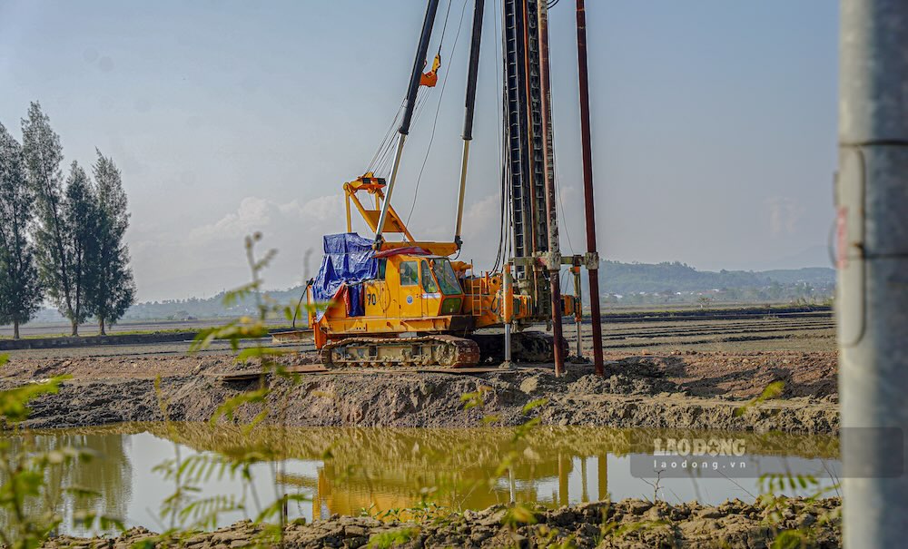 Hai cong hop va mot so doan ke be tong dang thi cong do dang, chua hoan thien, trong khi phan lon thiet bi, may moc nam bat dong, phu bui.