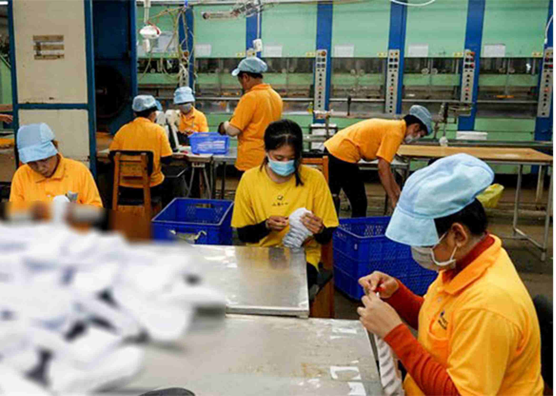 Many union members and workers expressed their expectations for the 14th National Party Congress to pass recommendations on employment, income and social security. Photo: Phuong Anh