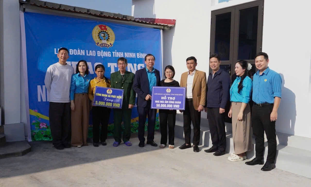Leaders of Ninh Binh Provincial Labor Federation awarded "Trade Union Home" support to the family of Ms. Doan Thi Xuan, a grassroots trade union member of Dream Plastic Ninh Binh Co., Ltd. Photo: Dieu Anh