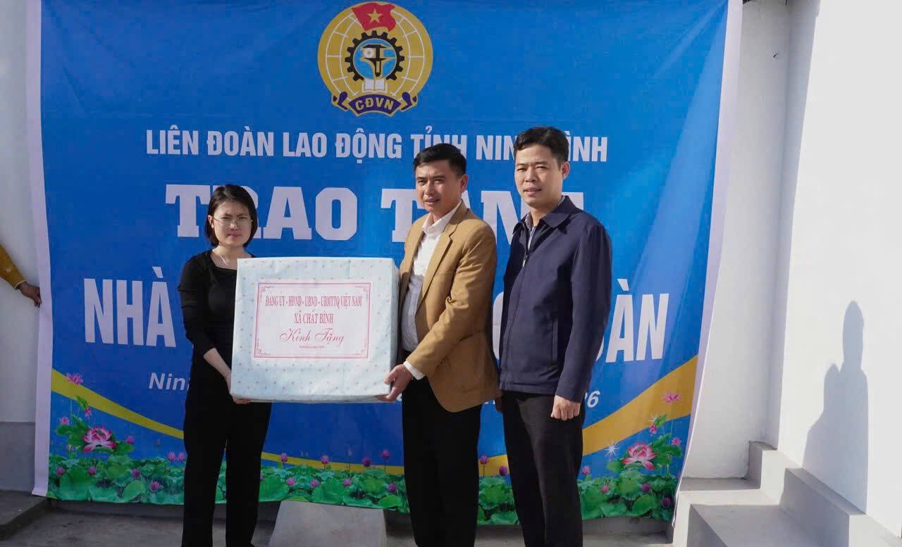 Chi Doan Thi Xuan nhan qua tu chuong trinh “Mai am cong doan“.  Anh: Dieu Anh 