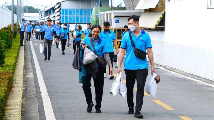Workers of TKG Taekwang Can Tho Co., Ltd. excitedly receive Tet gifts in the first phase. Photo: My Ly