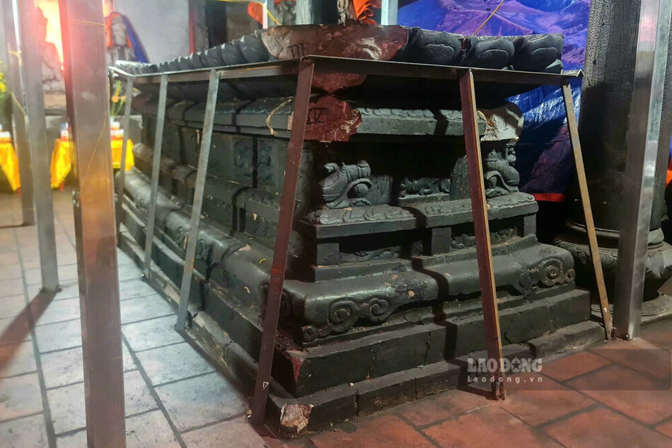 Bao vat Quoc gia - Ban tho Phat bang da (Be da hoa sen) da bi am khoi xung quanh va mot so goc bi nut, vo, tach lop... sau vu chay hon 1 nam truoc. Anh: To Cong.