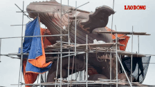 The 8m high red copper Mr. Fish statue has been installed and is entering the completion phase. Photo: Thanh An