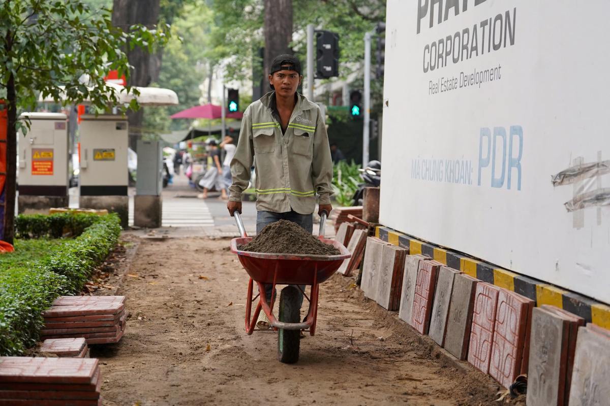Cac tuyen duong dao bo bao quanh khu vuc cung duoc mo rong, voi be rong khoang 4 - 4,4 m, tao khong gian thuan tien cho nguoi dan. Anh: Anh Tu