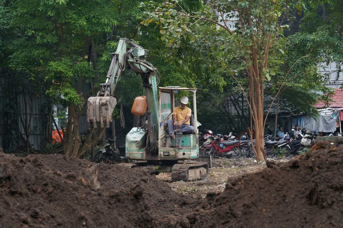 Trung binh moi ngay co gan 100 nhan cong lam viec tai cong truong; ban dem duy tri khoang 40 - 50 nguoi. Anh: Anh Tu