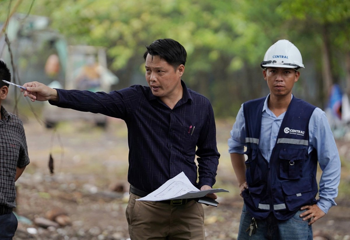 Dai dien don vi thi cong cho biet, du an duoc chia thanh nhieu nhom hang muc gom xay dung, trong co va trong cay xanh. Anh: Anh Tu