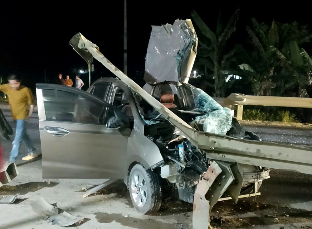 Tai xe may man thoat nan sau cu tong kinh hoang vao lan can ben duong. Anh: Minh Hoang