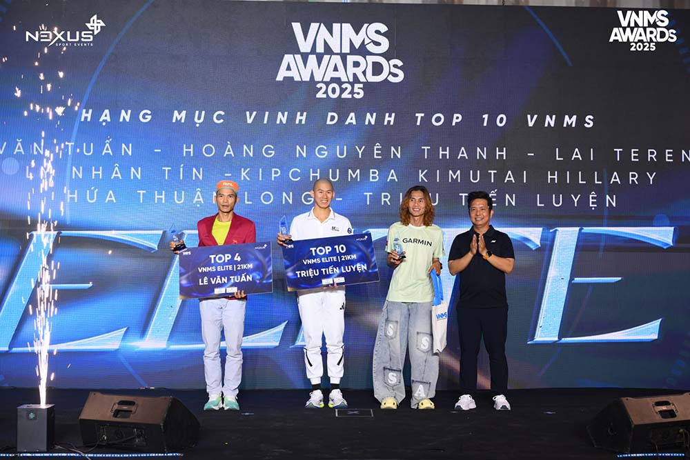 Cac van dong vien duoc vinh danh sau nhieu no luc phat trien phong trao chay bo tai Viet Nam trong nam 2025. Anh: My My