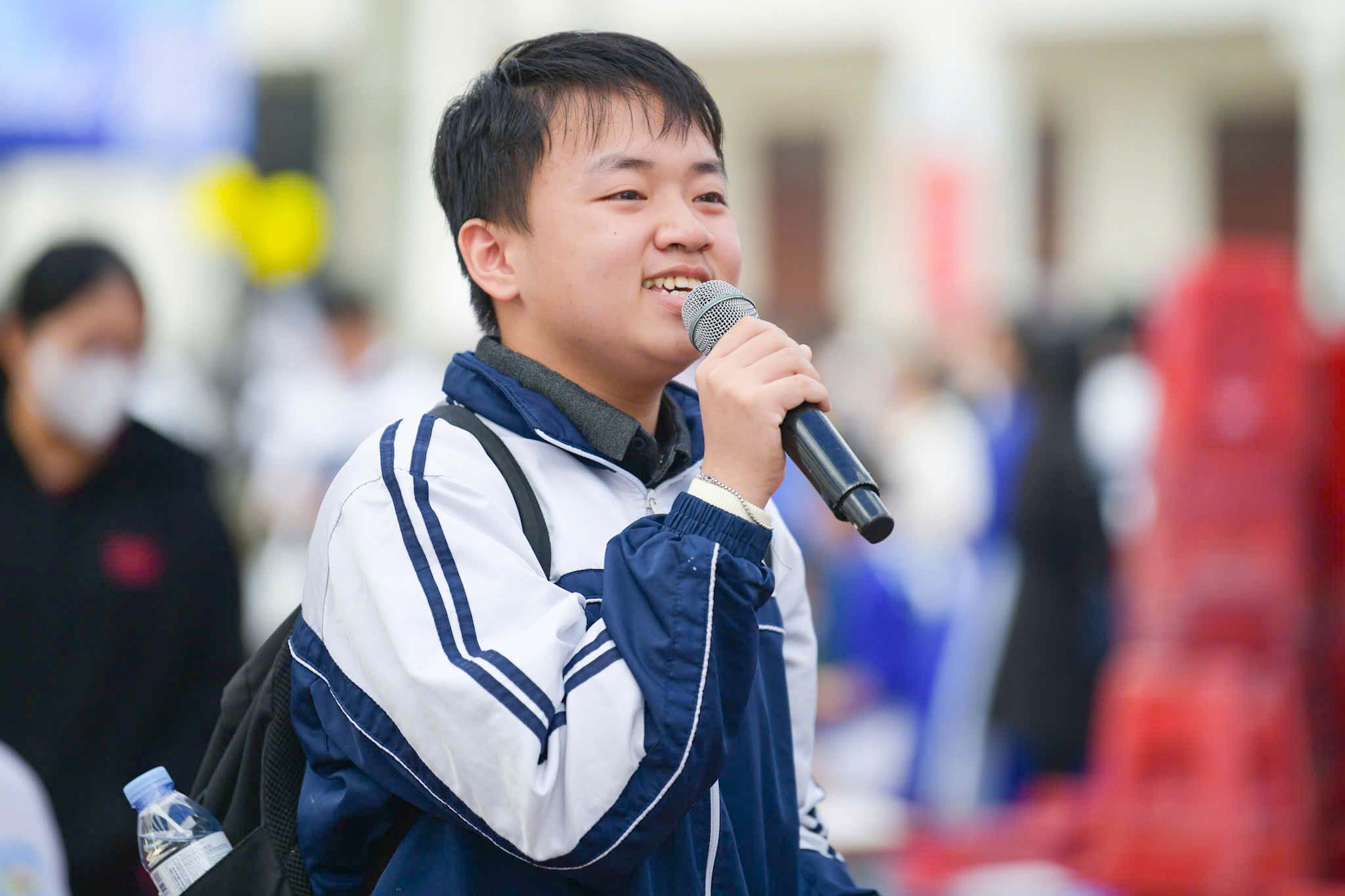 Cac em hoc sinh dat cau hoi tai chuong trinh. Anh: Duy Chuong