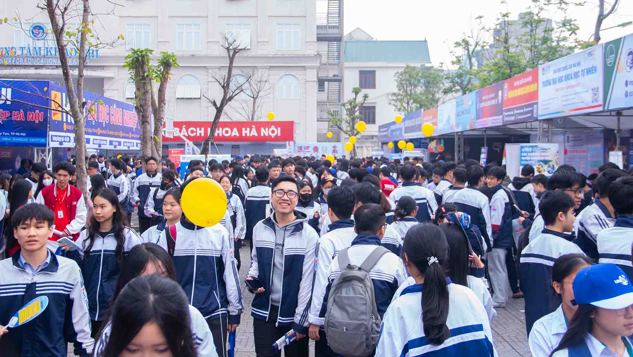 Dong dao hoc sinh THPT va phu huynh tren dia ban tham du ngay hoi tu van tuyen sinh – huong nghiep nam 2026. Anh: Duy Chuong