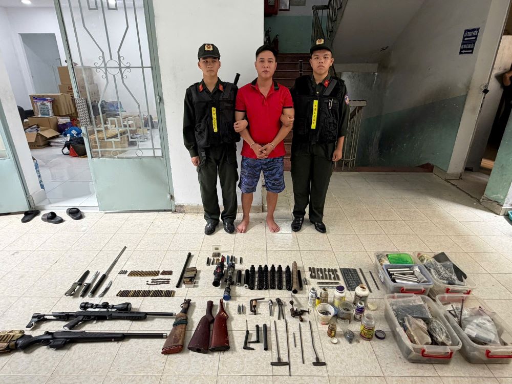 Subjects in the military weapons trafficking ring were prosecuted by the Ho Chi Minh City Police agency. Photo: Police