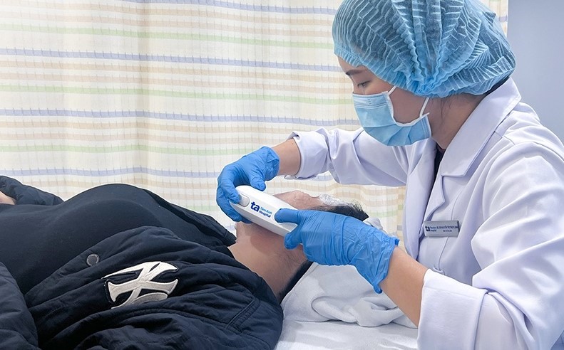 People are given treatments to reduce chin fat and beautify themselves to welcome Tet. Photo: Hospital provided